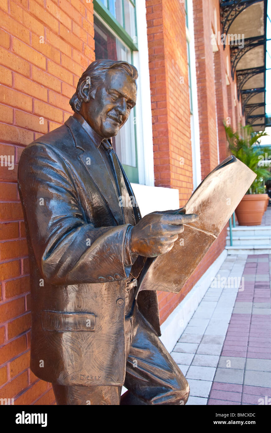 Statue von Roland Manteiga (Herausgeber von La Gaceta, nur dreisprachigen Zeitung in den USA) in Ybor City, Tampa, Florida, USA Stockfoto