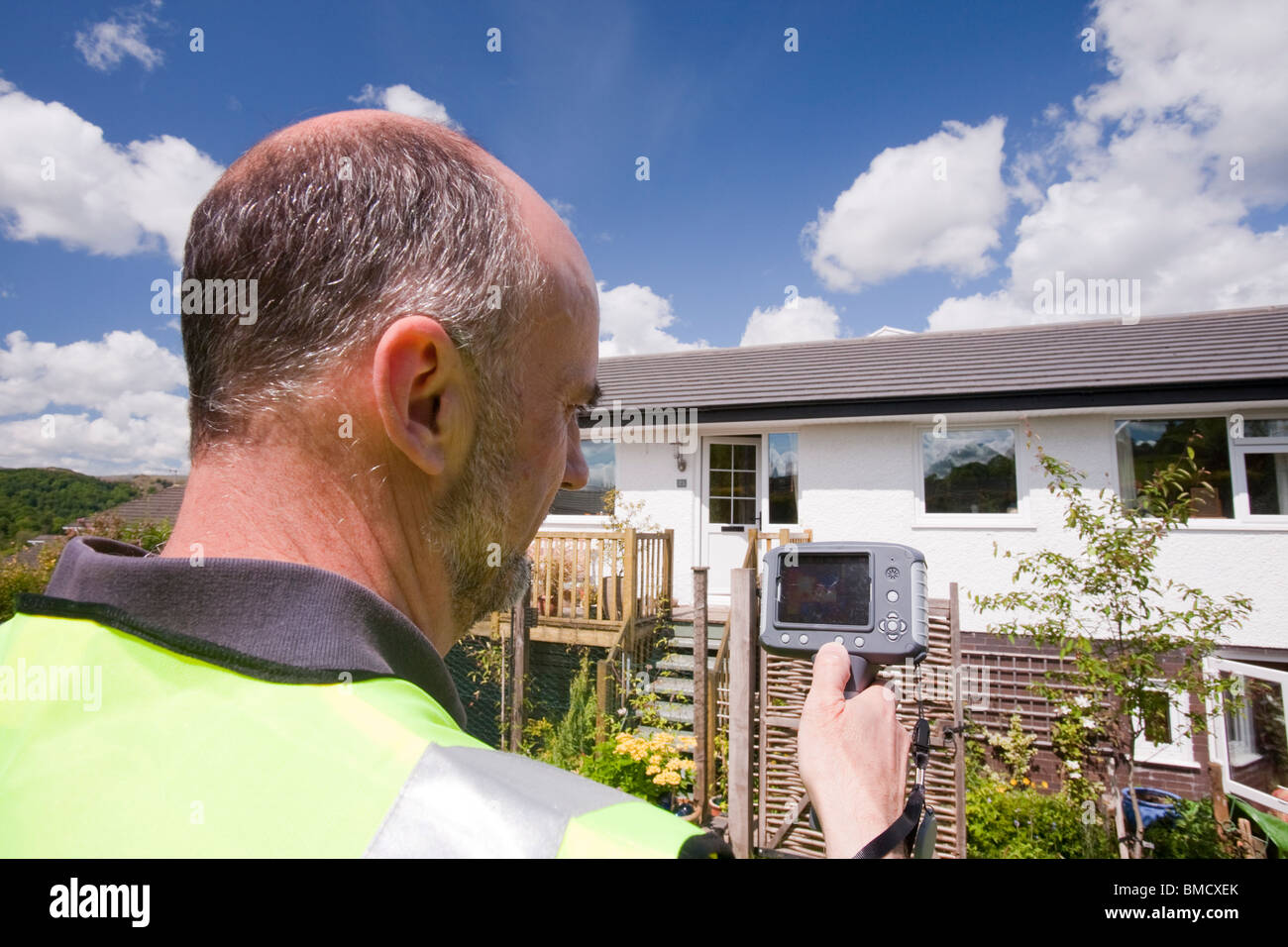 Ein Techniker anhand eine Wärmebildkamera Wärmeverlust aus einem Haus geprüft. Stockfoto