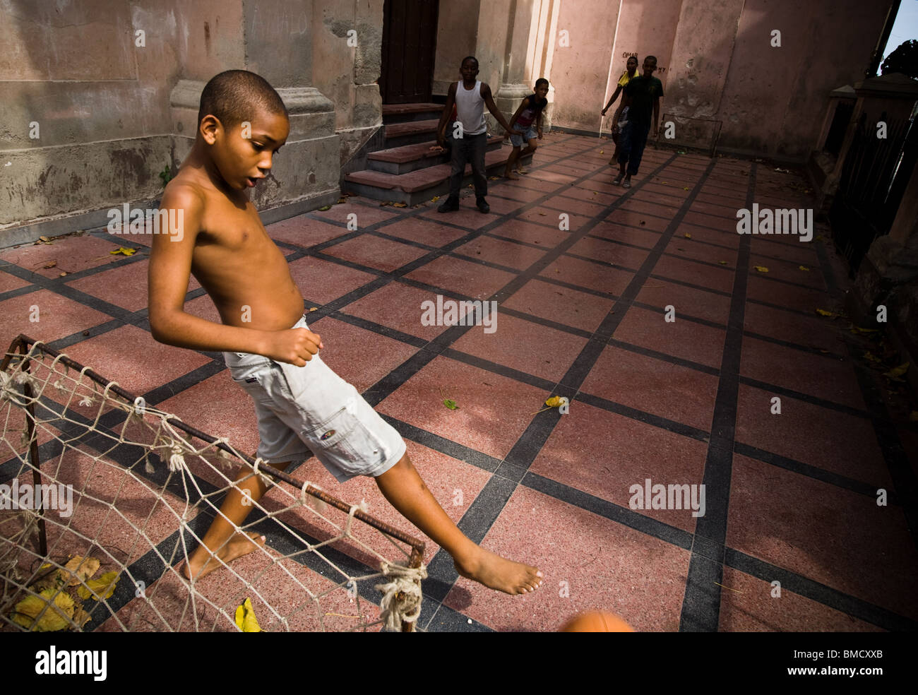 Jungen spielen Fußball im Hof einer Kirche in Santiago, Cuba auf Mittwoch, 9. Juli 2008. Stockfoto