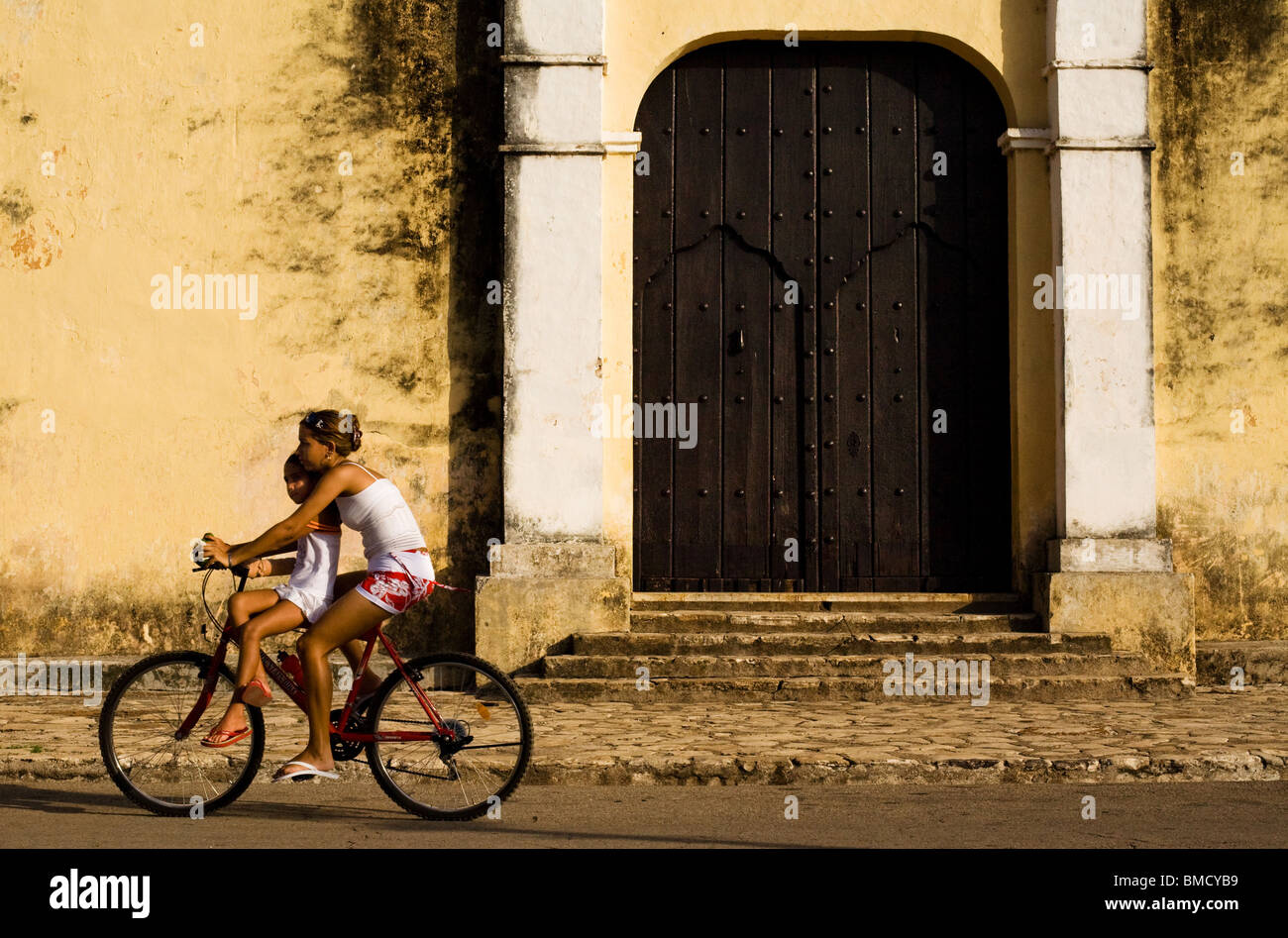Zwei Mädchen Fahrrad in Remedios, Kuba auf Donnerstag, 17. Juli 2008. Stockfoto