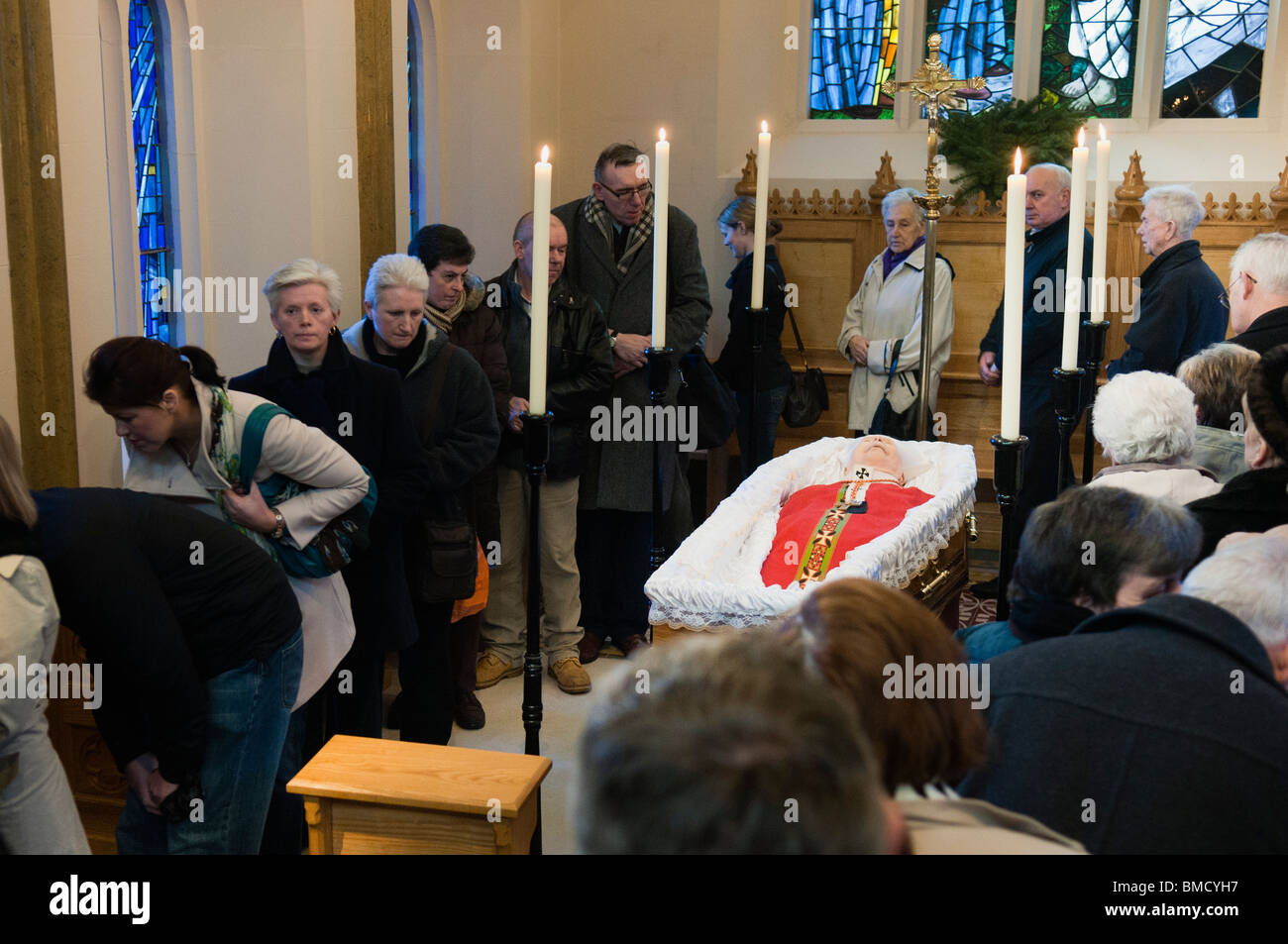 Trauernden Datei vorbei an Kardinal Daly, ehemaligen Primas von ganz Irland, wer im Staat nach seiner Totenmesse, 2. Januar 2010 liegt Stockfoto