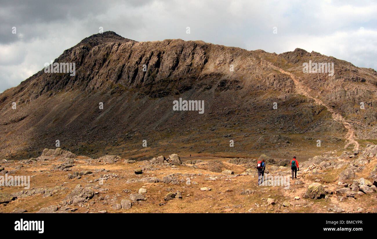 Zwei Wanderer in der Nähe von drei Bergseen, mit Blick auf Bogen fiel aus Süden, Lake District, Cumbria, England. Stockfoto