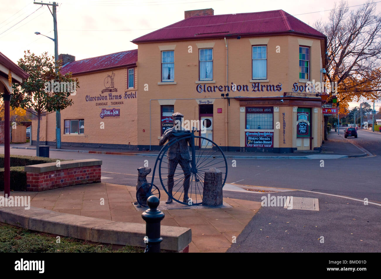 Skulptur eines Penny Farthing Radfahrers außerhalb der Clarendon Arms Hotel in der historischen nördlichen tasmanischen Stadt der Evandale Stockfoto