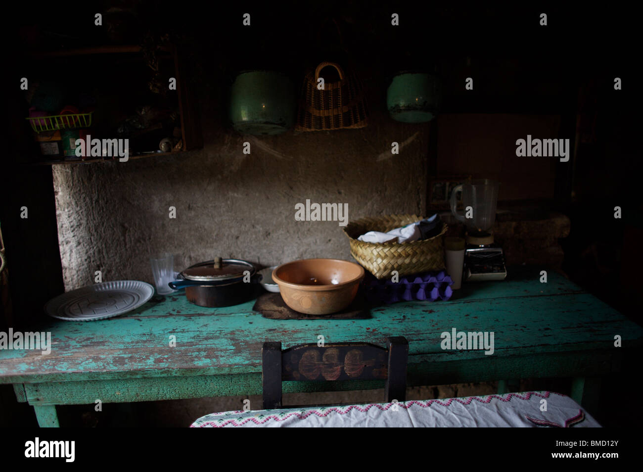Der Küchentisch in dem bescheidenen Haus Enrique Viveros sieht man im Meson Viejo, Bundesstaat Mexiko, Mexiko. Stockfoto