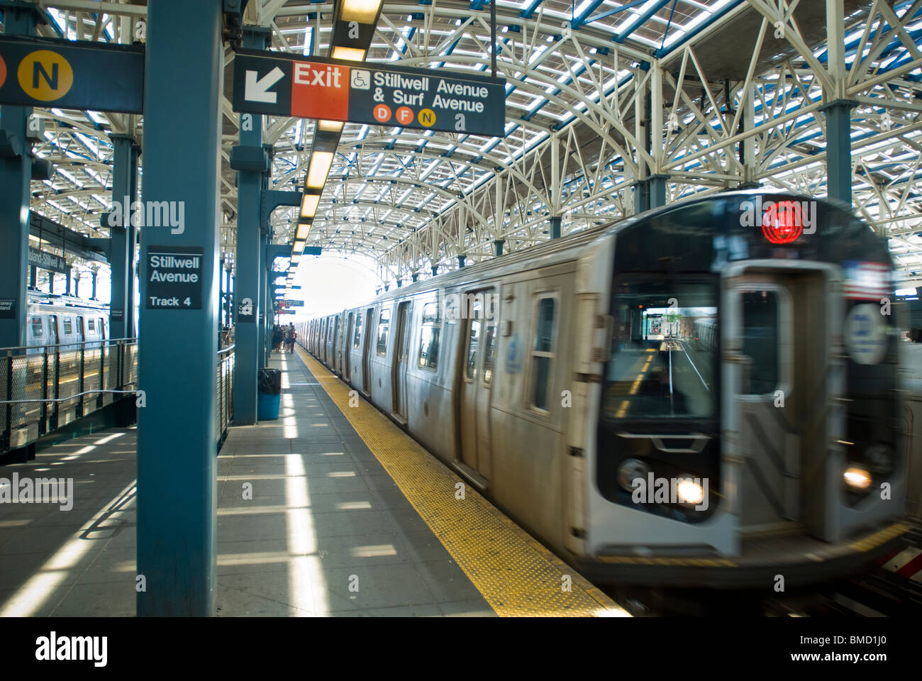 Ein Q-Zug kommt bei der Stillwell Avenue in Coney Island in Brooklyn terminal in der New Yorker u-Bahn Stockfoto
