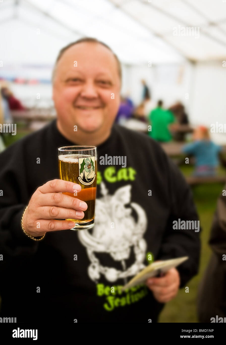 Ein Kunde hält einen Pint real Ale auf dem Hoop Bierfest in Essex.  Foto von Gordon Scammell Stockfoto