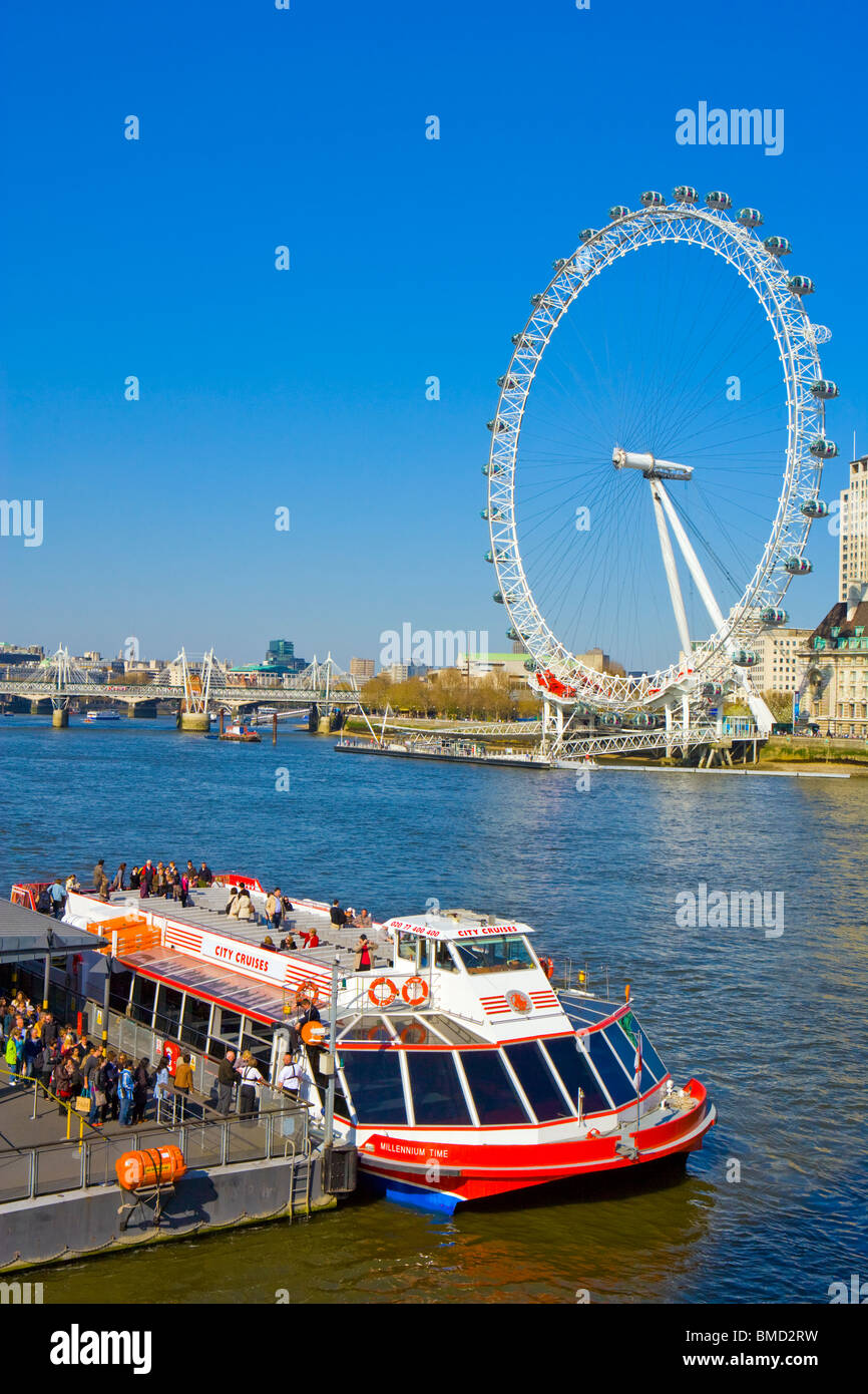 CITY CRUISES BOOT AUF DER THEMSE MIT DEM LONDON EYE IM HINTERGRUND Stockfoto