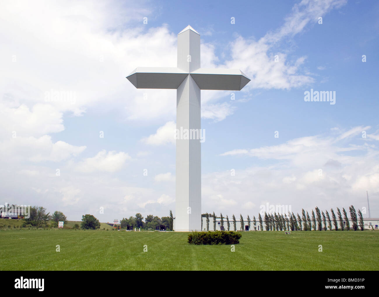 Das größte Kreuz der Welt in Effingham, Illinois, überragt die Landschaft als monumentale Attraktion am Straßenrand und religiöses Wahrzeichen. Stockfoto