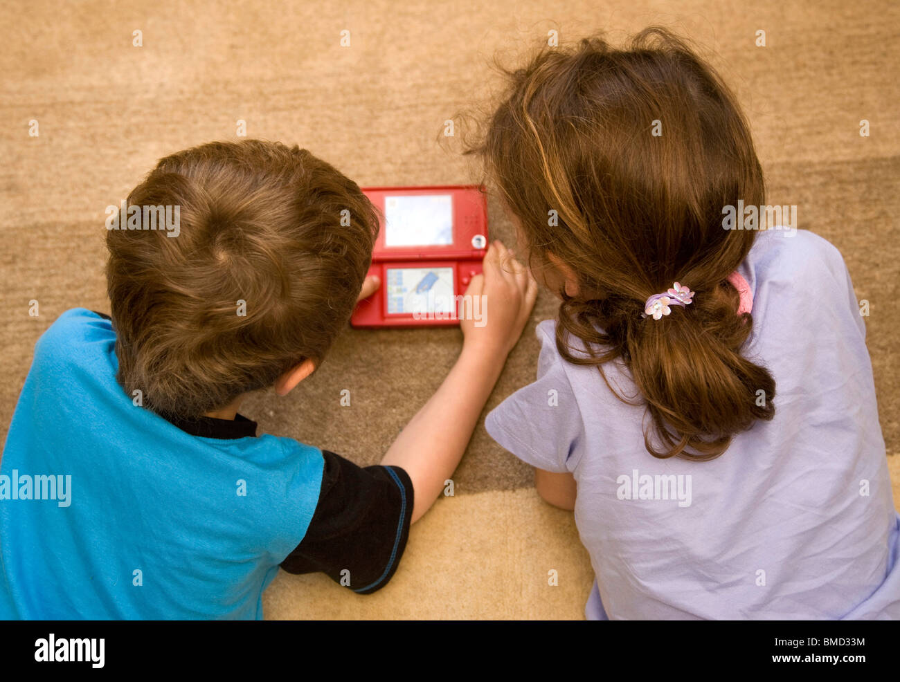 Kinder spielen mit Nintendo Computer Spiel Stockfoto