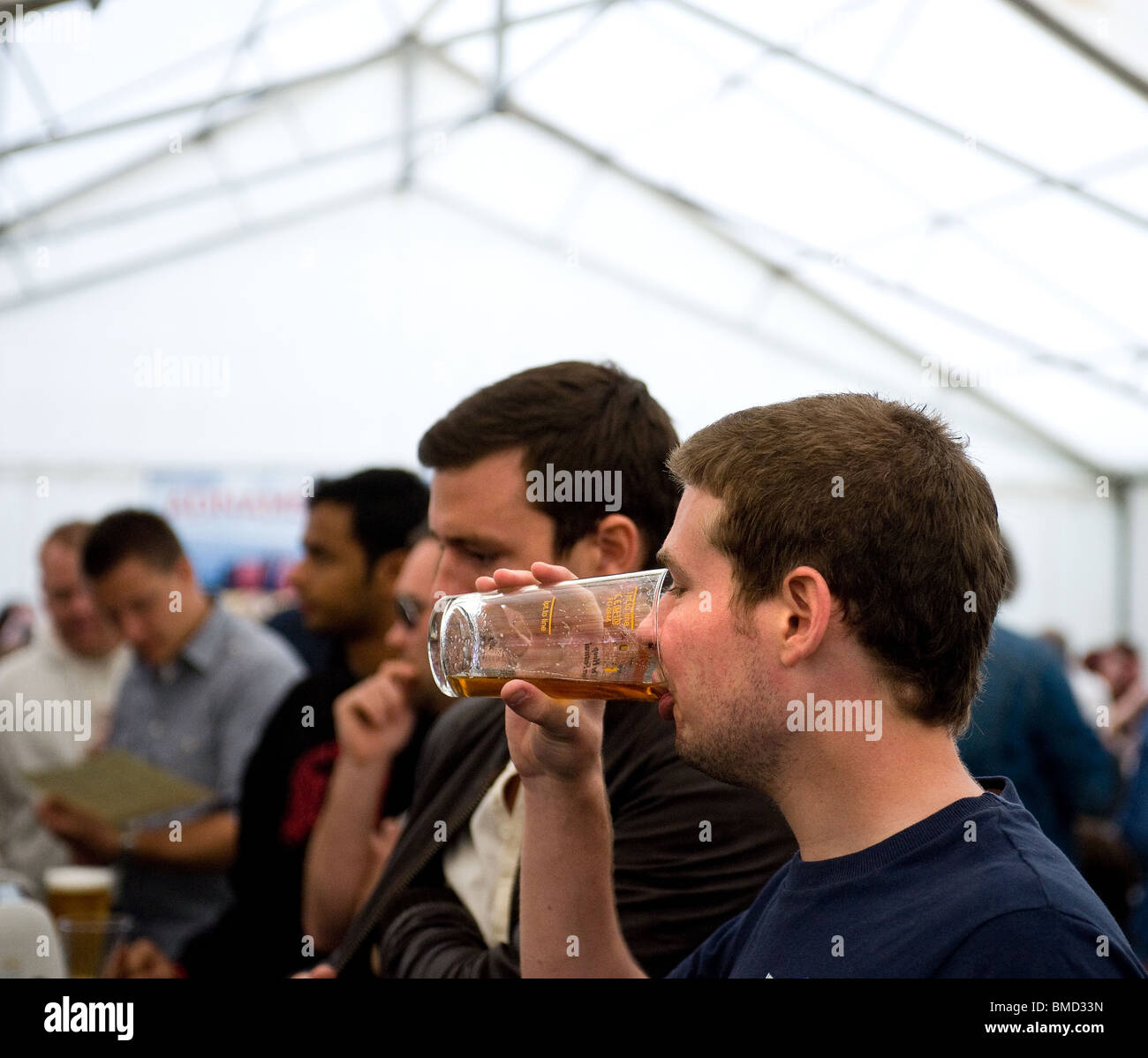 Ein Kunde trinkt ein Pint Ale am Hoop Beer Festival in Essex. Foto von Gordon Scammell Stockfoto