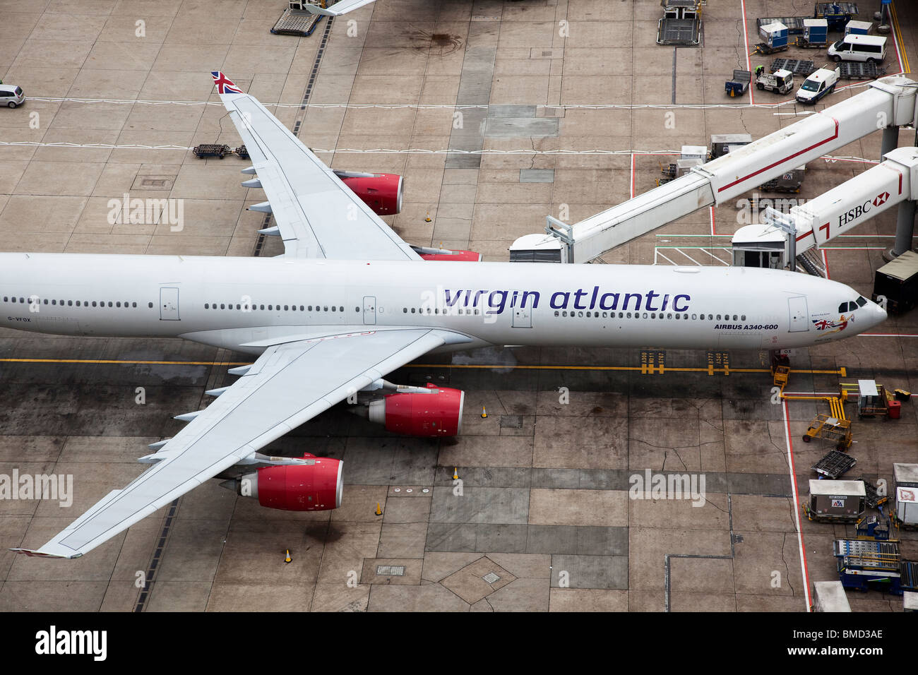 Eine Virgin Atlantic Airbus A340-300 steht an einem Gate am Flughafen Terminal 3 Heathrow London Stockfoto