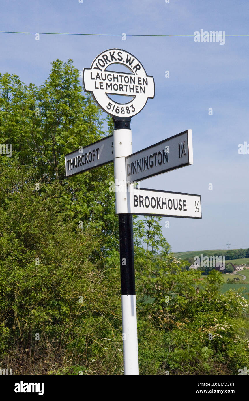 Westreiten Wegweiser in Laughton En Le Morthen Stockfoto