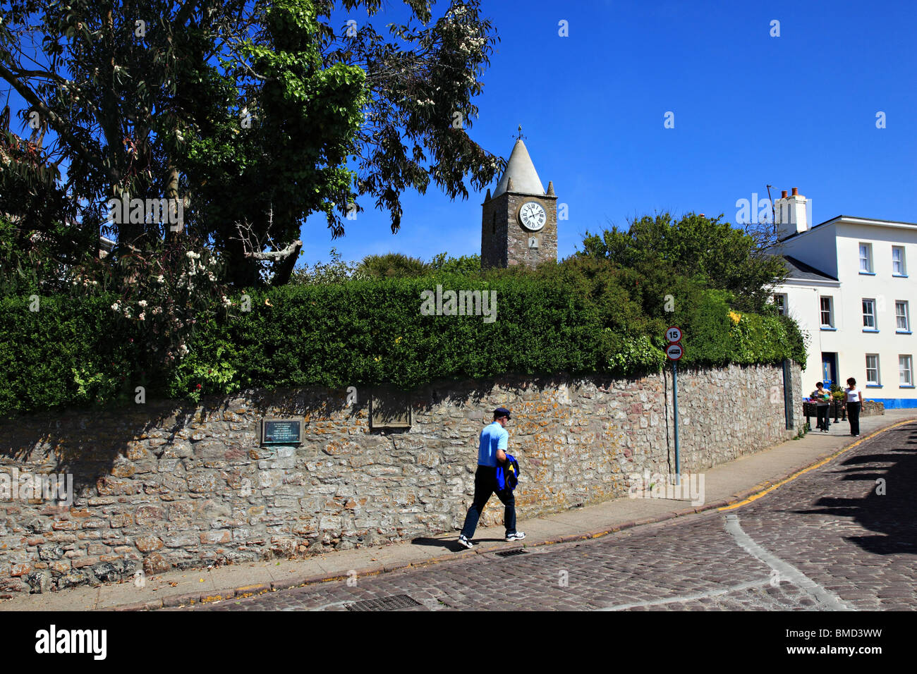 High Street und der Turm der alten Kirche, St. Anne Alderney, Kanalinseln, Großbritannien Stockfoto