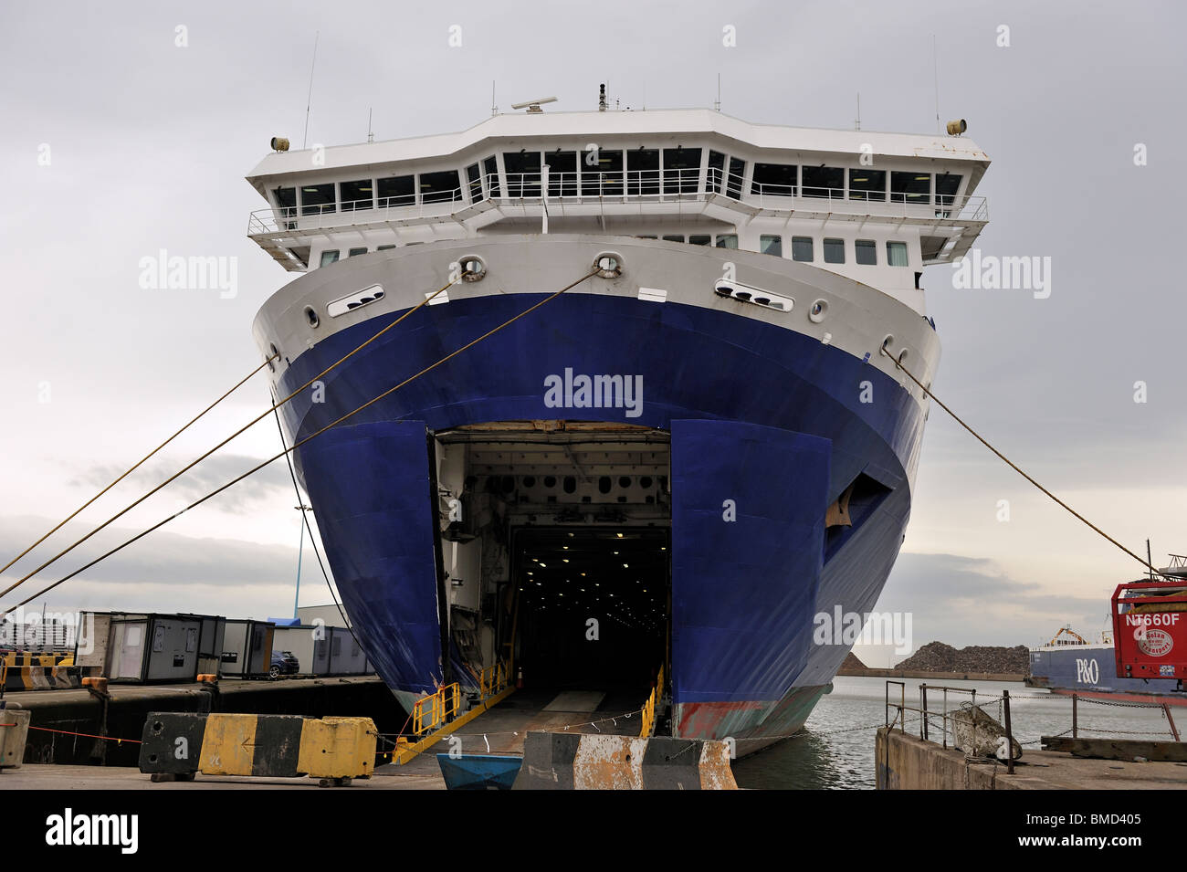 RORO Schiff mit Bogen-Türen öffnen Stockfoto