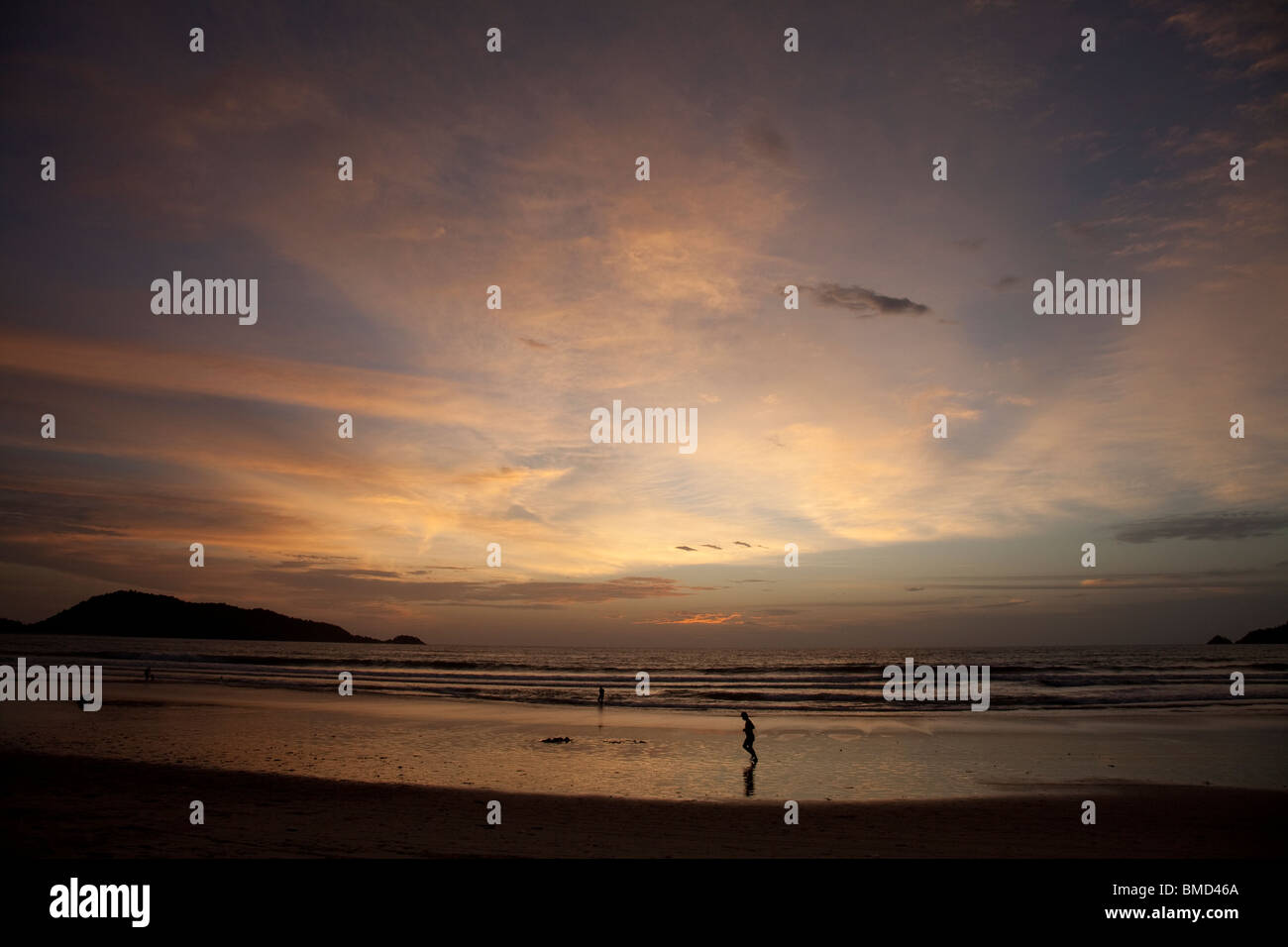 Ein einsamer Jogger Silhouette am Strand bei Sonnenuntergang, Phuket, Thailand Stockfoto