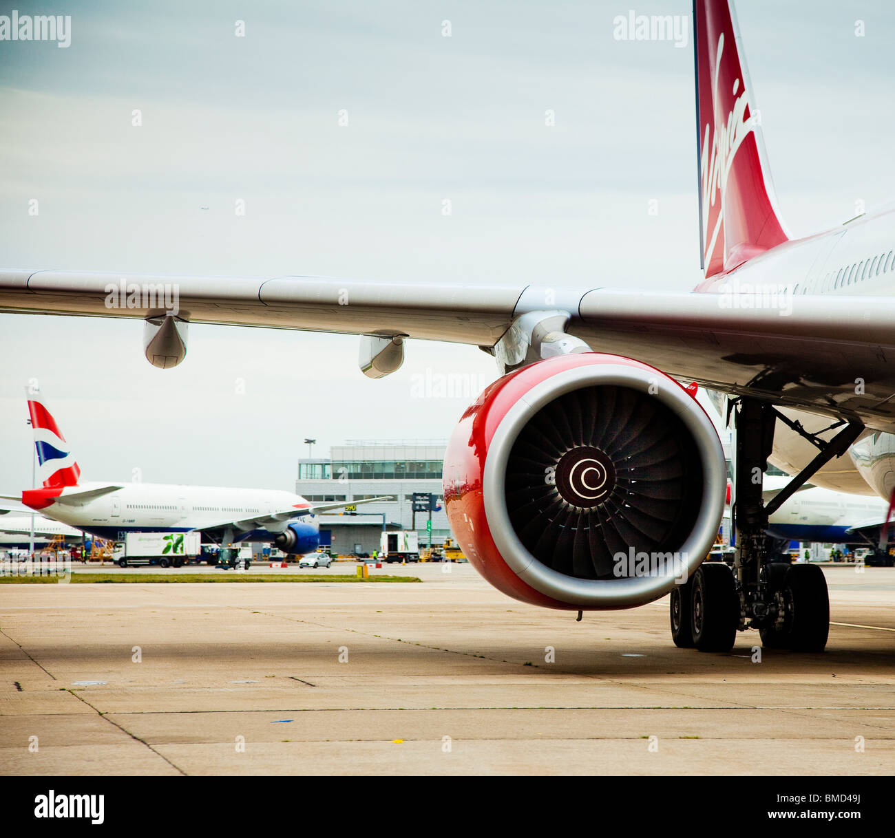 Eine Virgin Atlantic Airbus und eine British Airways Flugzeuge stehen am Tore am Heathrow Airport London England. Stockfoto