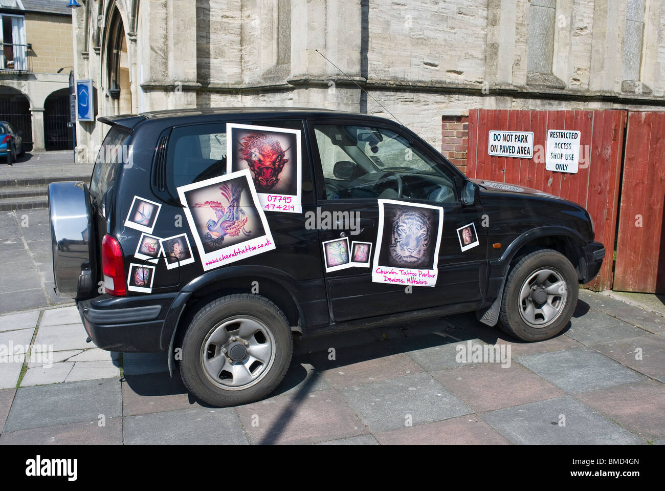 Kleine Limousine dekoriert mit Werbung für Körper Tattoo Dienstleistungen in Devizes Stockfoto