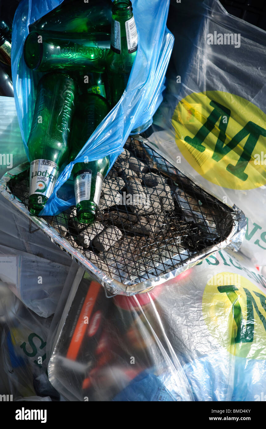 Plastiktüten Müll nach einem Grill, UK Stockfoto