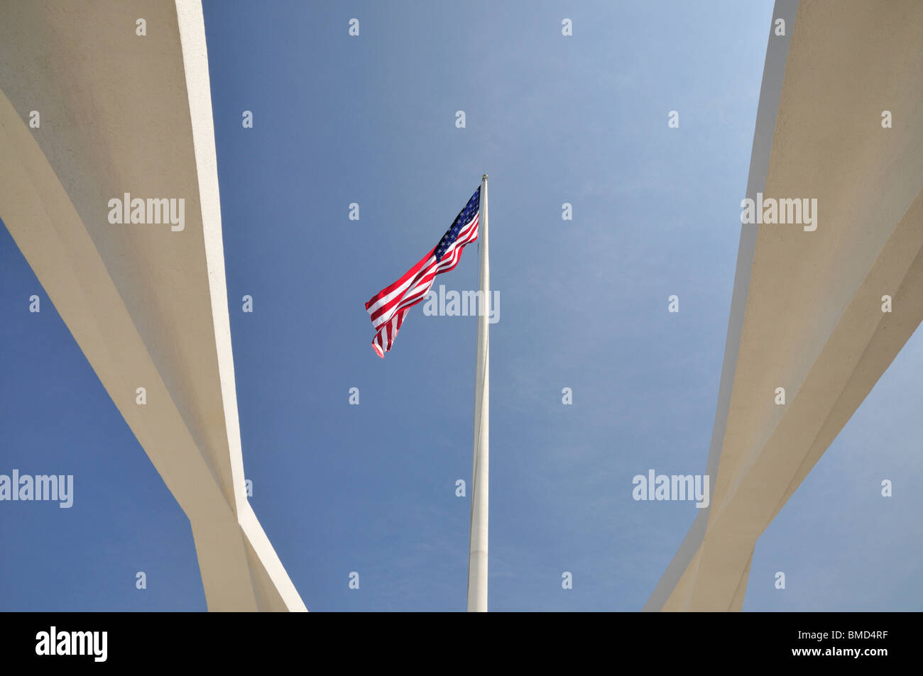 Stars And Stripes Flagge über der USS Arizona Memorial, Pearl Harbor, Oahu, Hawaii, USA Stockfoto