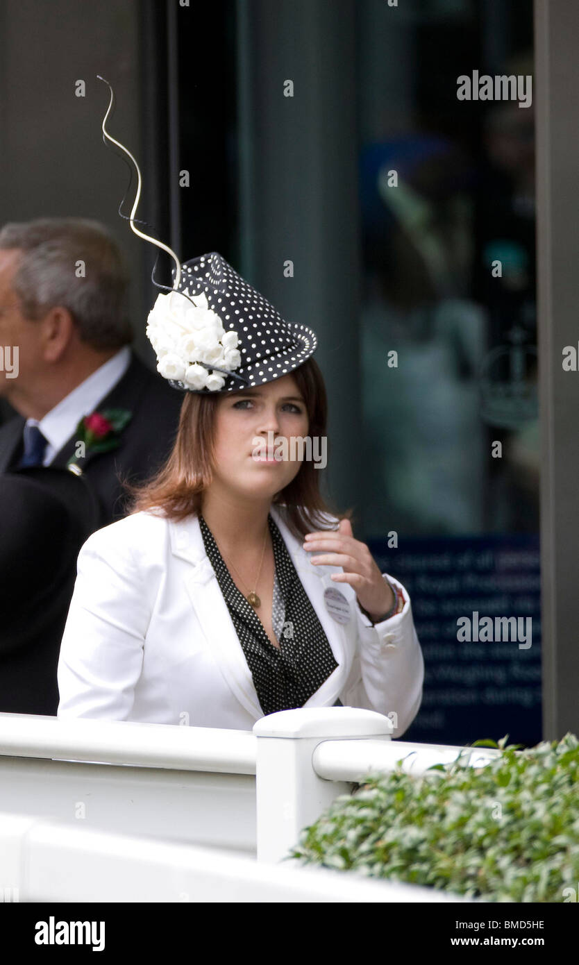 Die britische Prinzessin Eugenie, Tochter von Prinz Andrew, Royal Ascot, einen schwarzen und weißen Hut Stockfoto