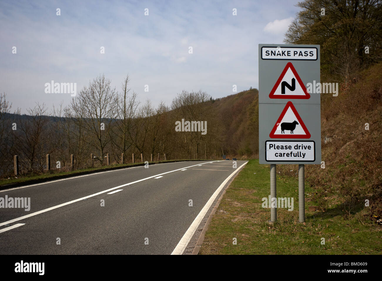 Warnzeichen auf der a57 Straße Schlange Pass Peak District Derbyshire England uk Stockfoto