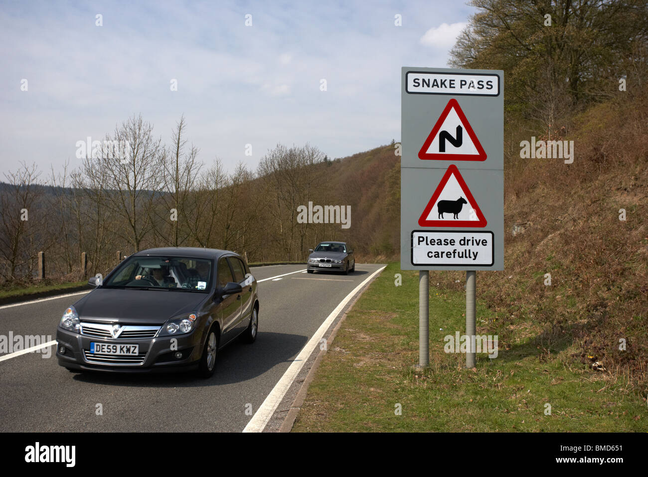 Warnzeichen auf der a57 Straße Schlange Pass Peak District Derbyshire England uk Stockfoto