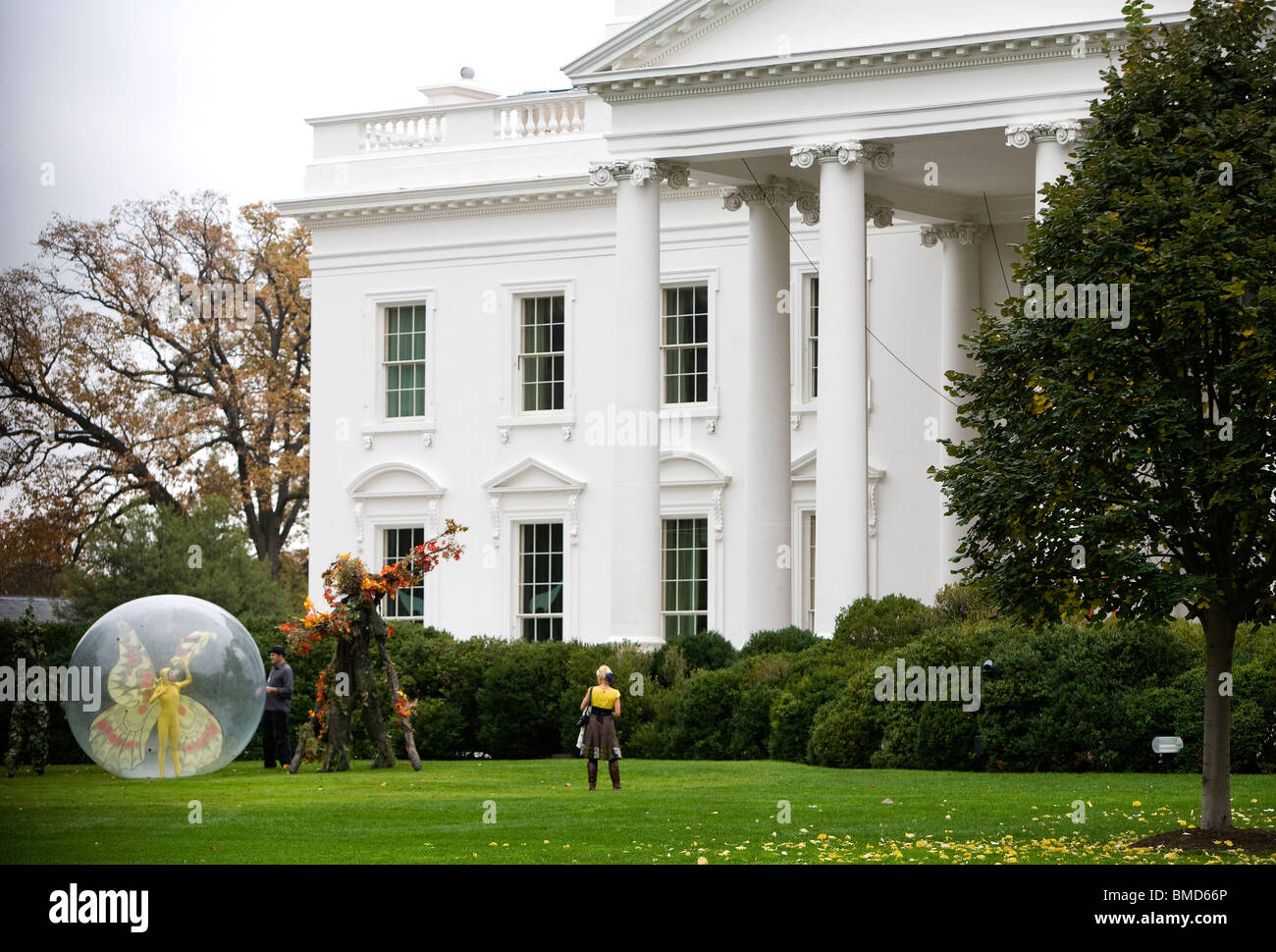 Das weiße Haus auf Halloween. Stockfoto