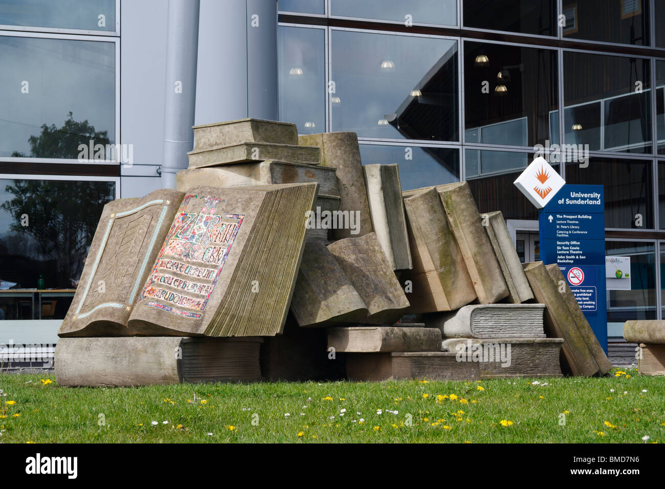 Buch-Skulptur außerhalb Universitätsbibliothek Sunderland Stockfoto