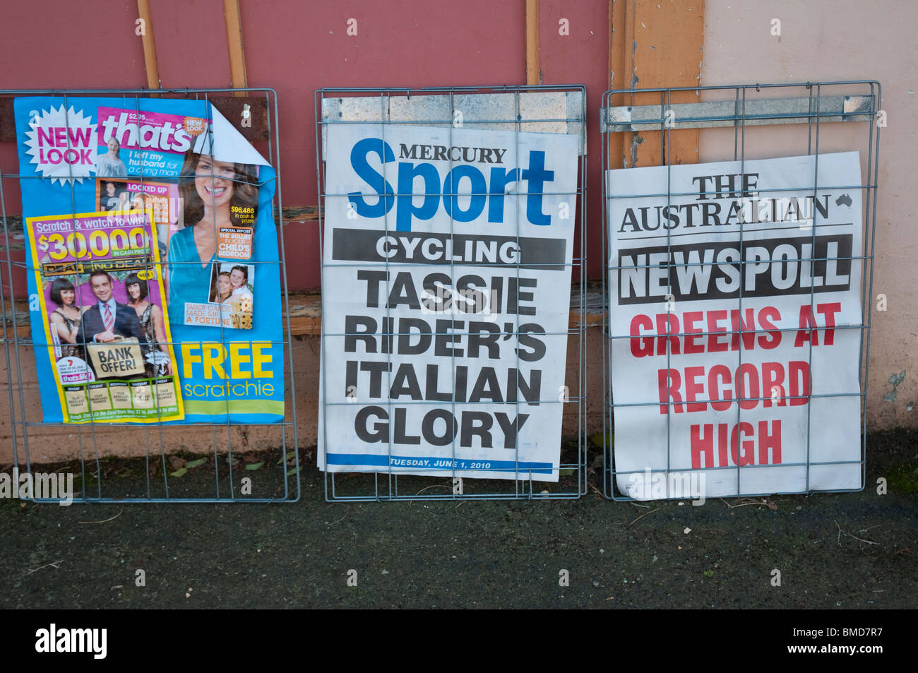 Zeitungen und Zeitschriften Plakate vor einem Geschäft in Evandale, Tasmanien Stockfoto