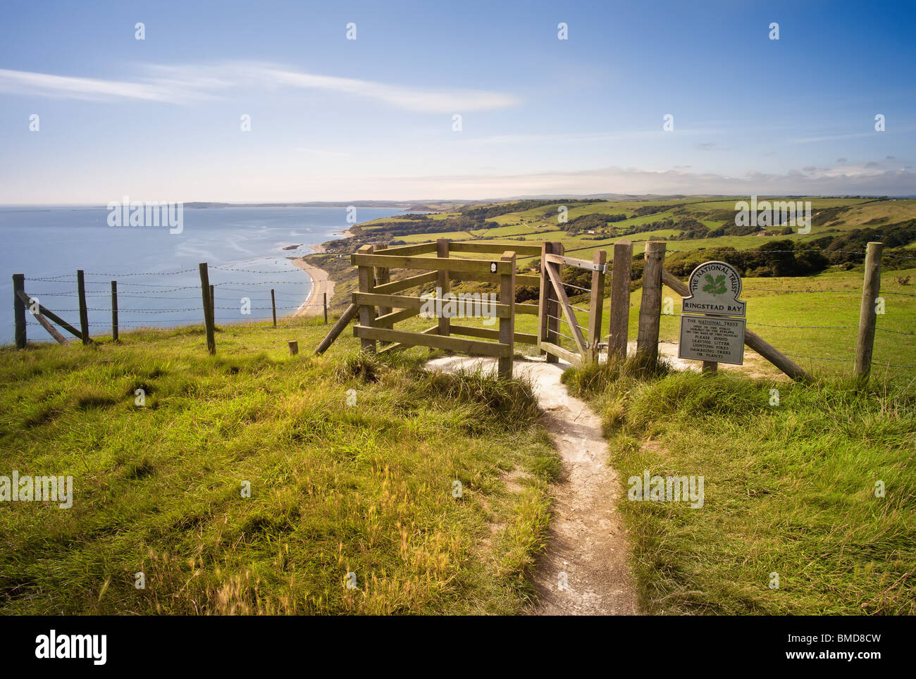 Aussicht von der South West Coast Path über der Küste von Dorset auf Ringstead Bucht - Portland Bill und Weymouth in Ferne Stockfoto