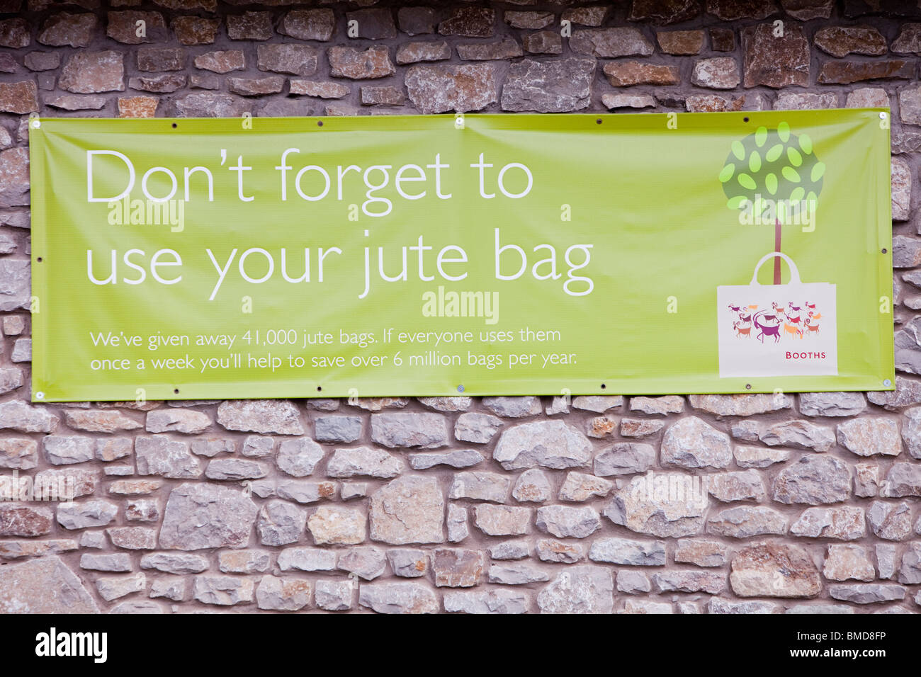 Ein Banner überzeugen Kunden ihre Jutesäcke Stände Supermarkt, Kirkby Lonsdale, UK zu verwenden. Stockfoto