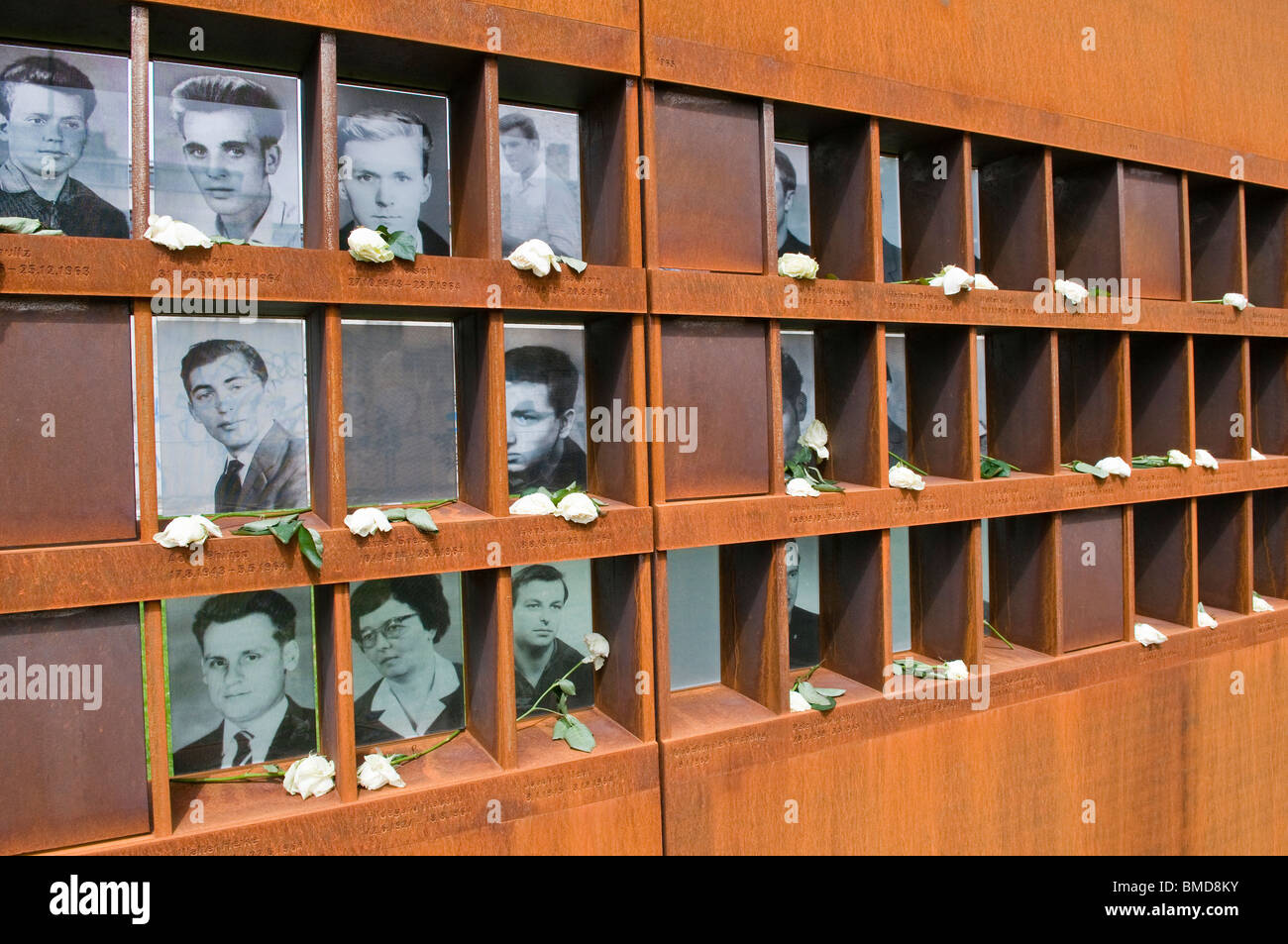 Wand mit Fotos von Opfern bei der Gedenkstätte Berliner Mauer in der Bernauer Straße, Berlin, Deutschland Stockfoto