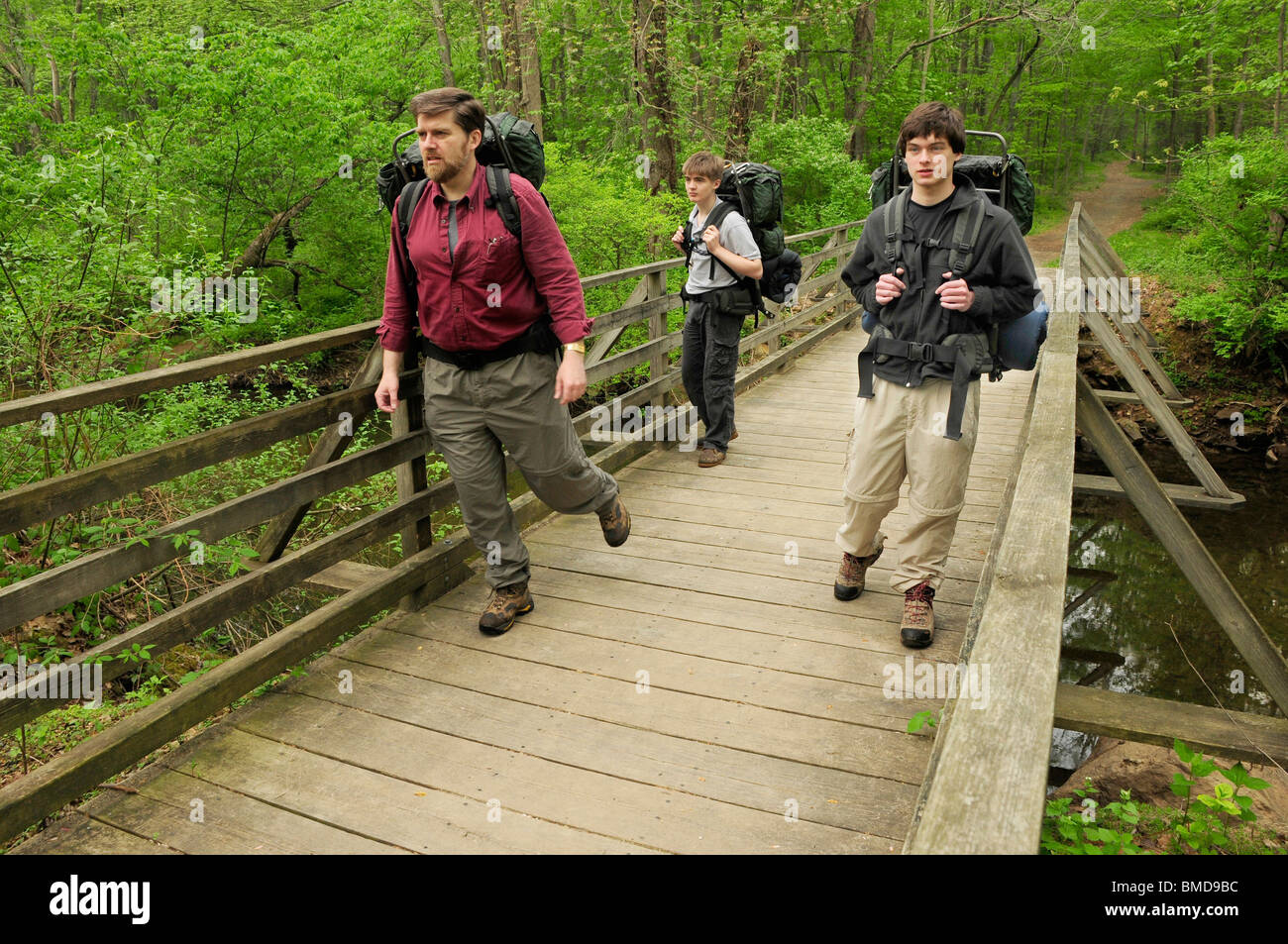 Drei Wanderer überqueren eine Brücke entlang der Patrioten Weg-Studie in hohlen Jockey in der Nähe von Morristown, New Jersey, USA Stockfoto