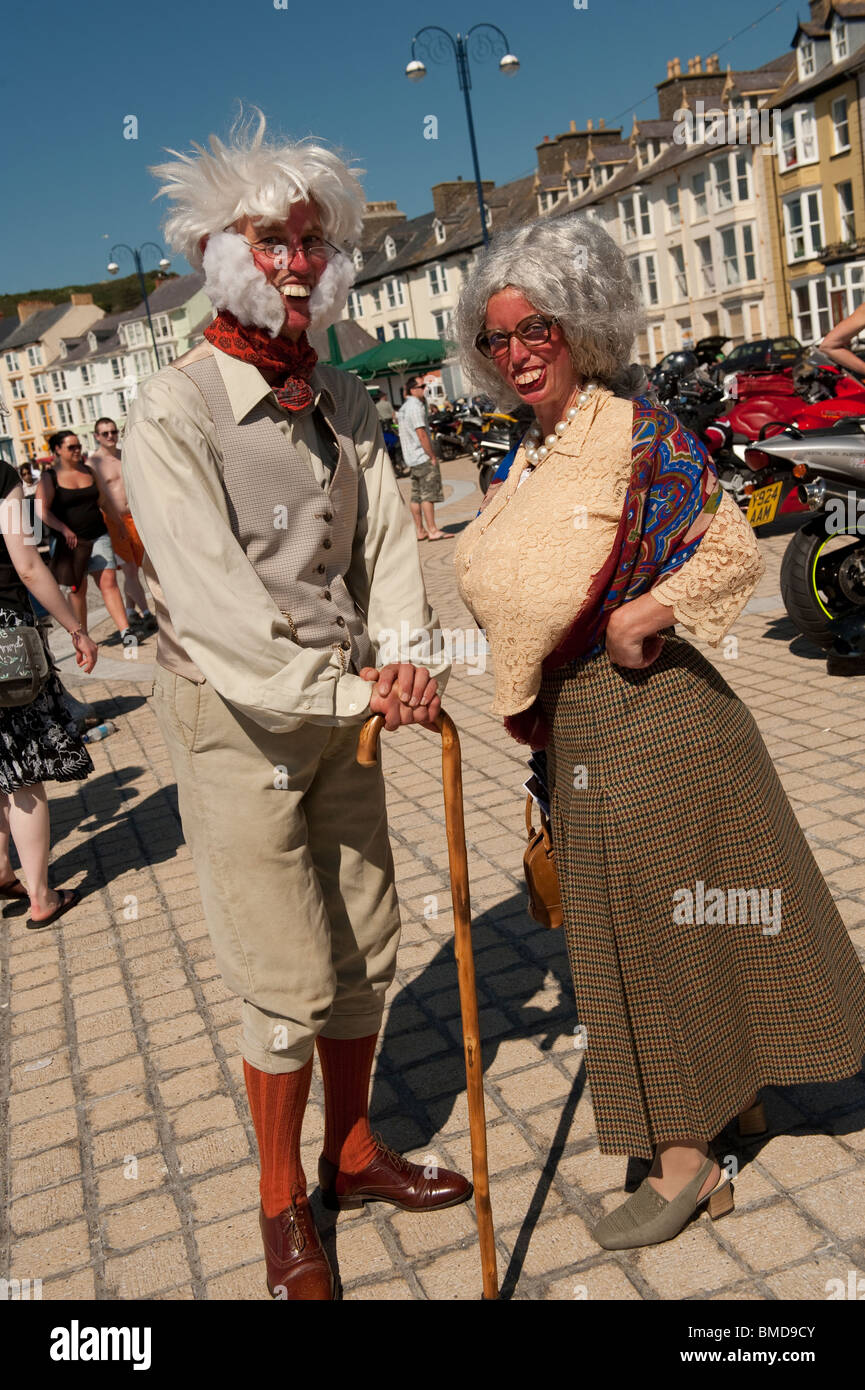 Earthlingz Straße Theater Unterhalter Auftritten als Lord und Lady Wooton-Bassett auf Aberystwyth Promenade, Ceredigion Wales UK Stockfoto