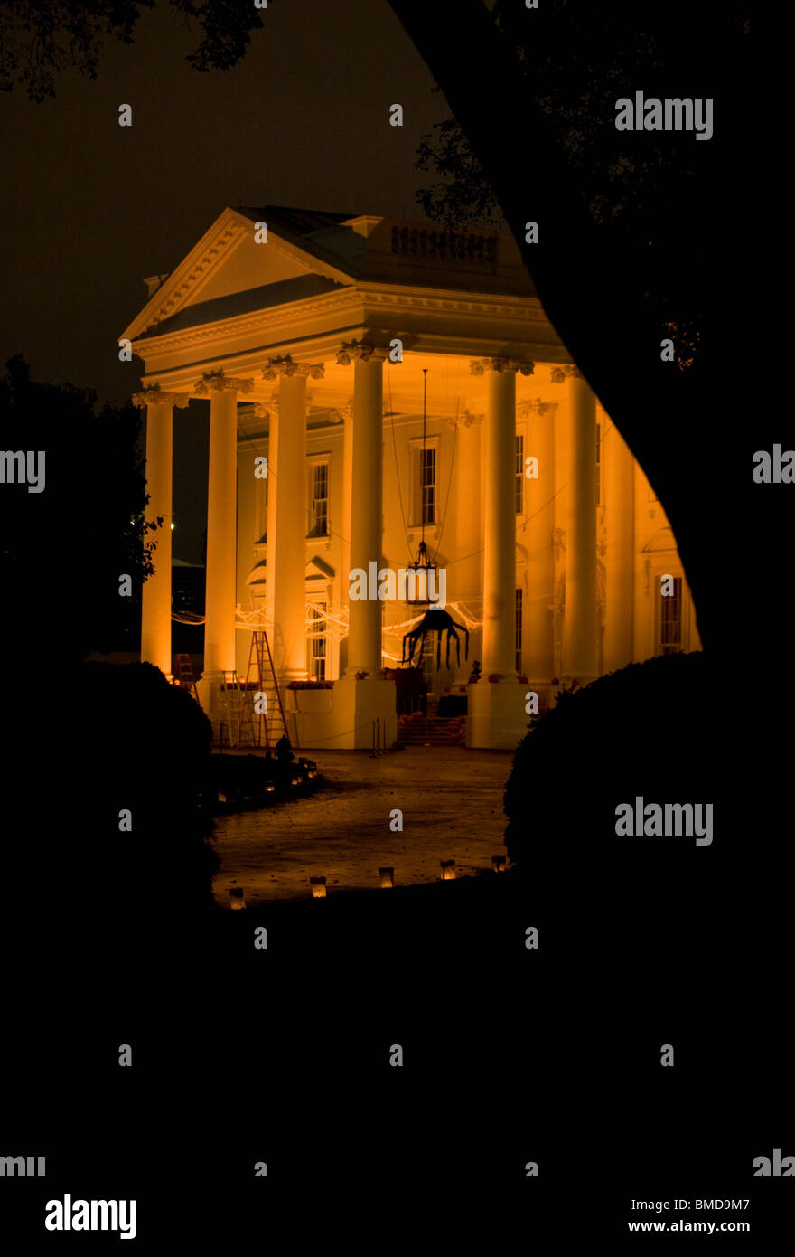 Das weiße Haus auf Halloween. Stockfoto