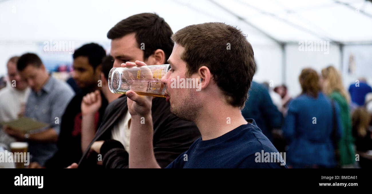 Ein Kunde trinkt ein Pint Ale am Hoop Beer Festival in Essex. Foto von Gordon Scammell Stockfoto