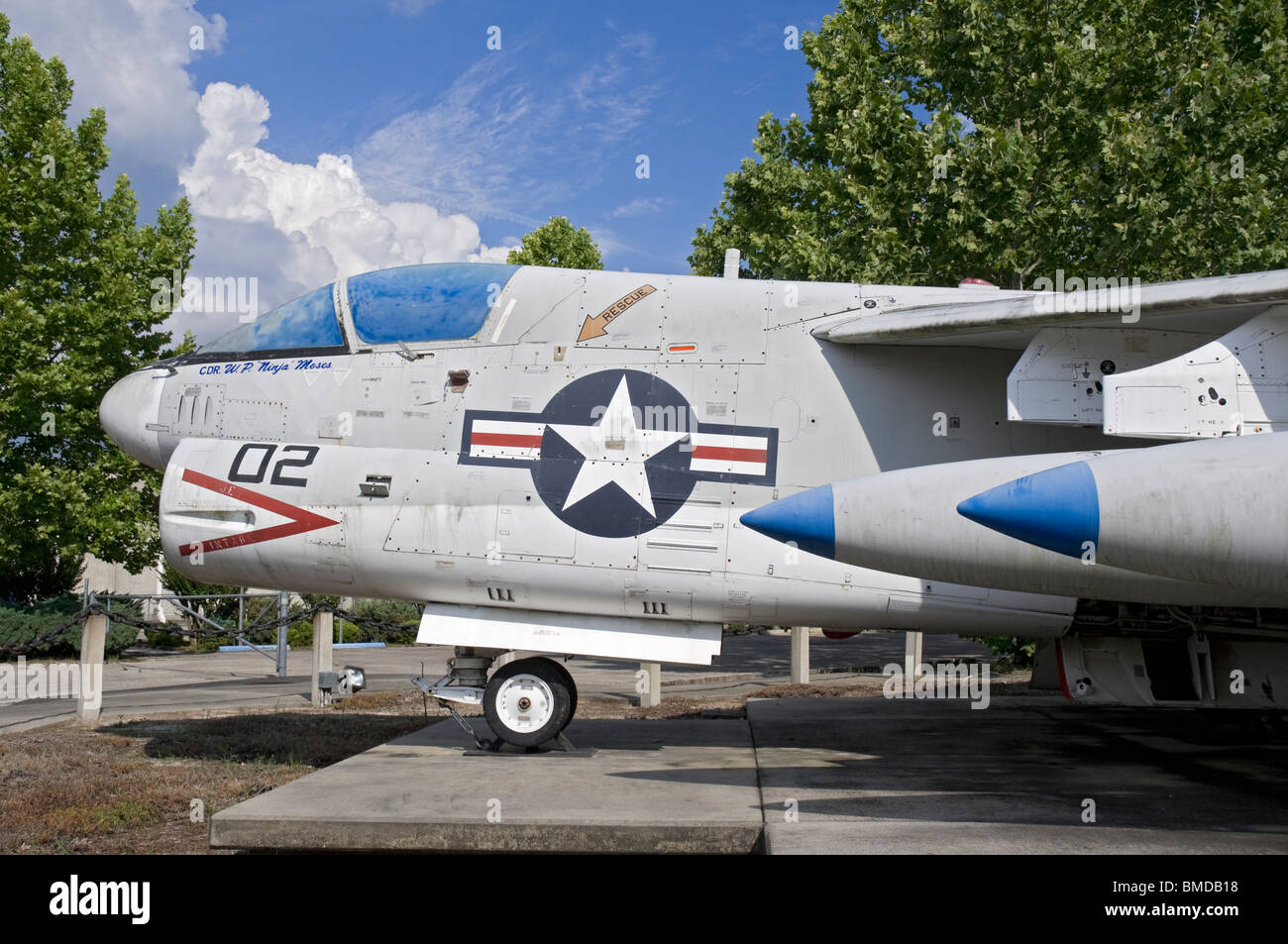A-7A Düsenjäger der US Navy auf dem Display vor Community School High Springs Florida Stockfoto