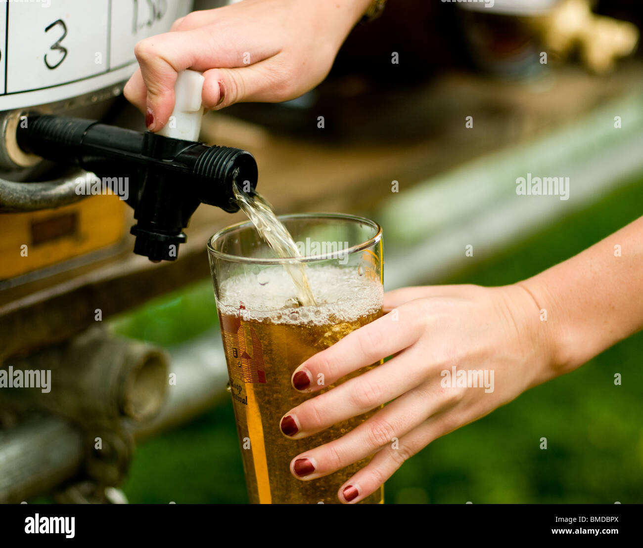 Ein Pint Ale am Hoop Pub Bier Festival in Essex gegossen wird. Foto von Gordon Scammell Stockfoto