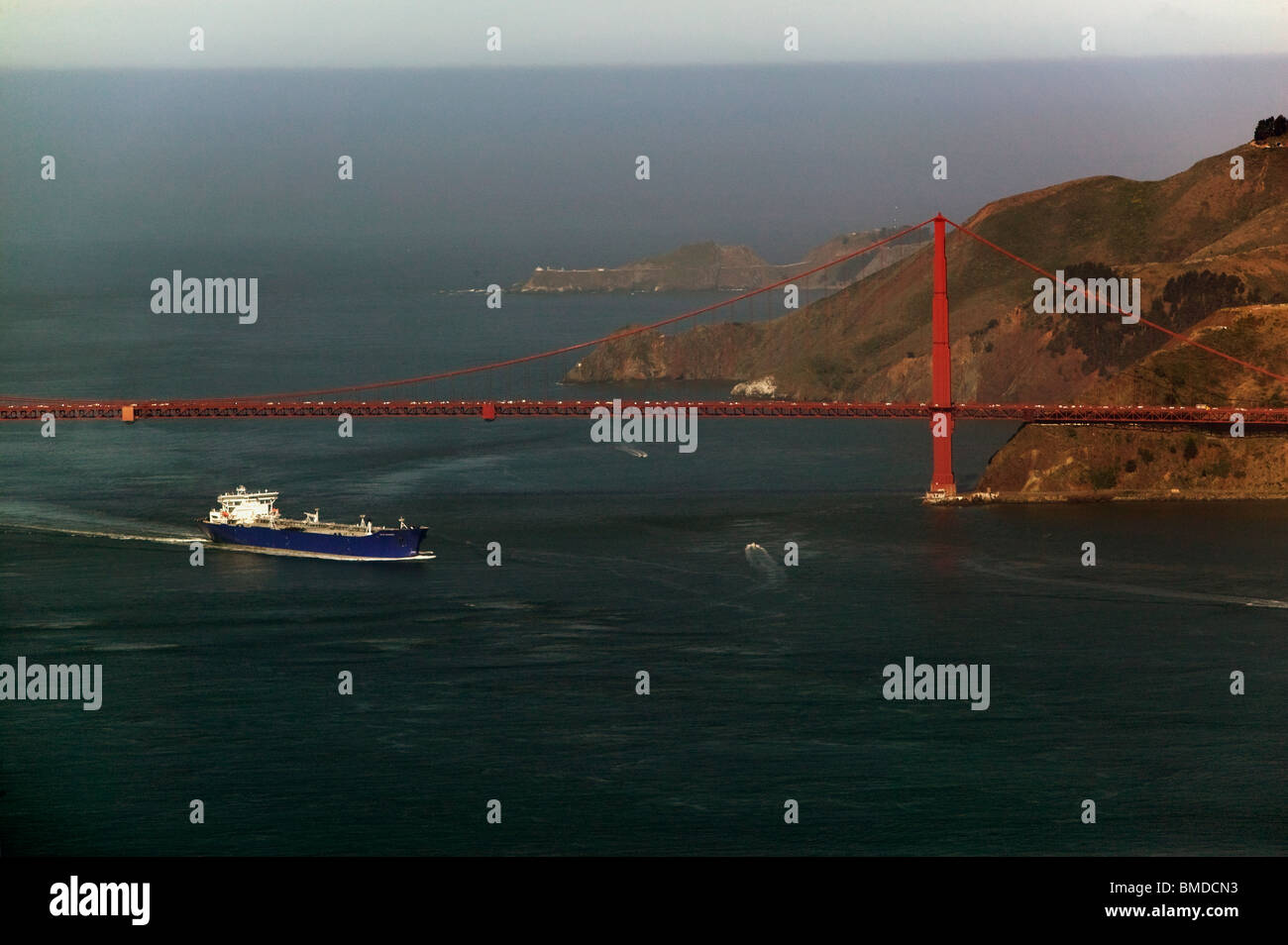 Luftaufnahme über Erdöl Tanker in San Francisco Bucht Golden Gate Bridge Stockfoto