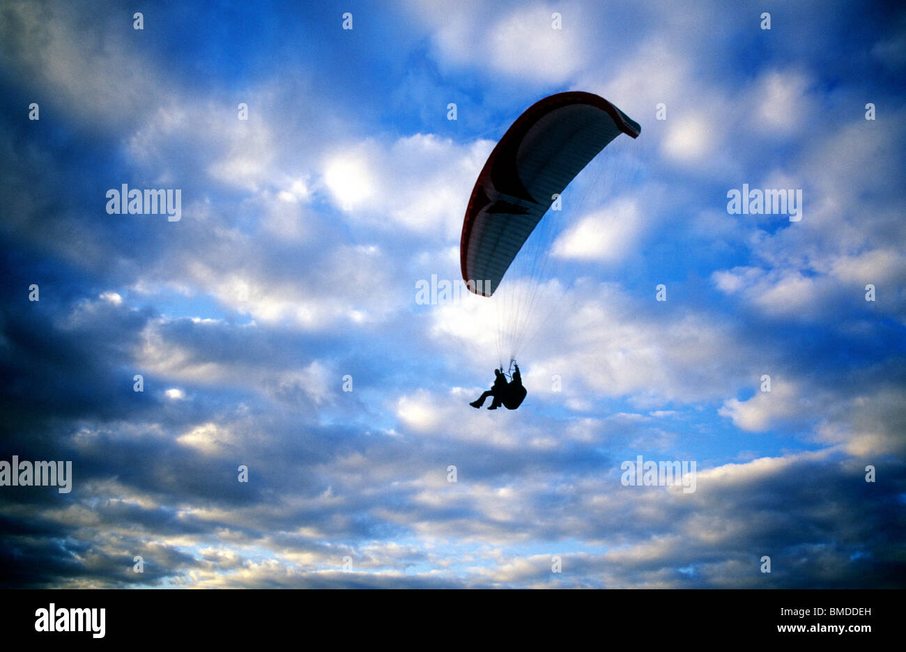 Para-Gliding Paragliding Gleitschirm 2 Personen Gleitschirmen silhouette Silhouetten Segelflugzeug Stockfoto