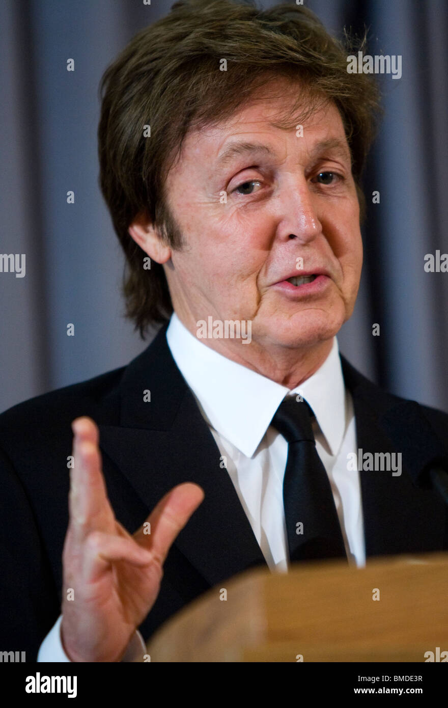 Paul McCartney nimmt Fragen auf einer Pressekonferenz. Stockfoto