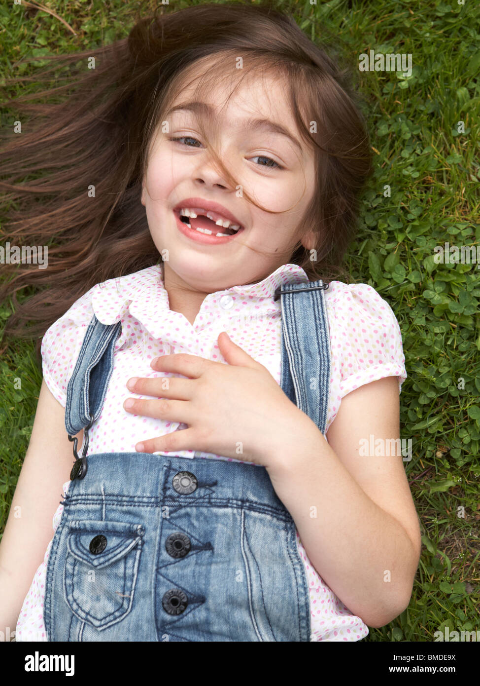 Junges Mädchen im Rasen verlegen Stockfoto