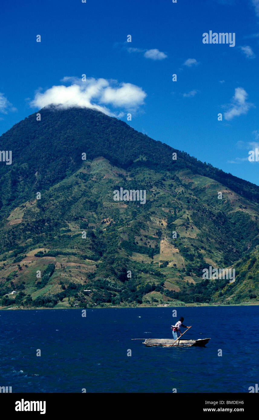 Maya Mann poling ein Boot am Lake Atitlan, Guatemala Stockfoto Maya Mann poling ein Boot am Lake Atitlan, Guatemala Stockfoto