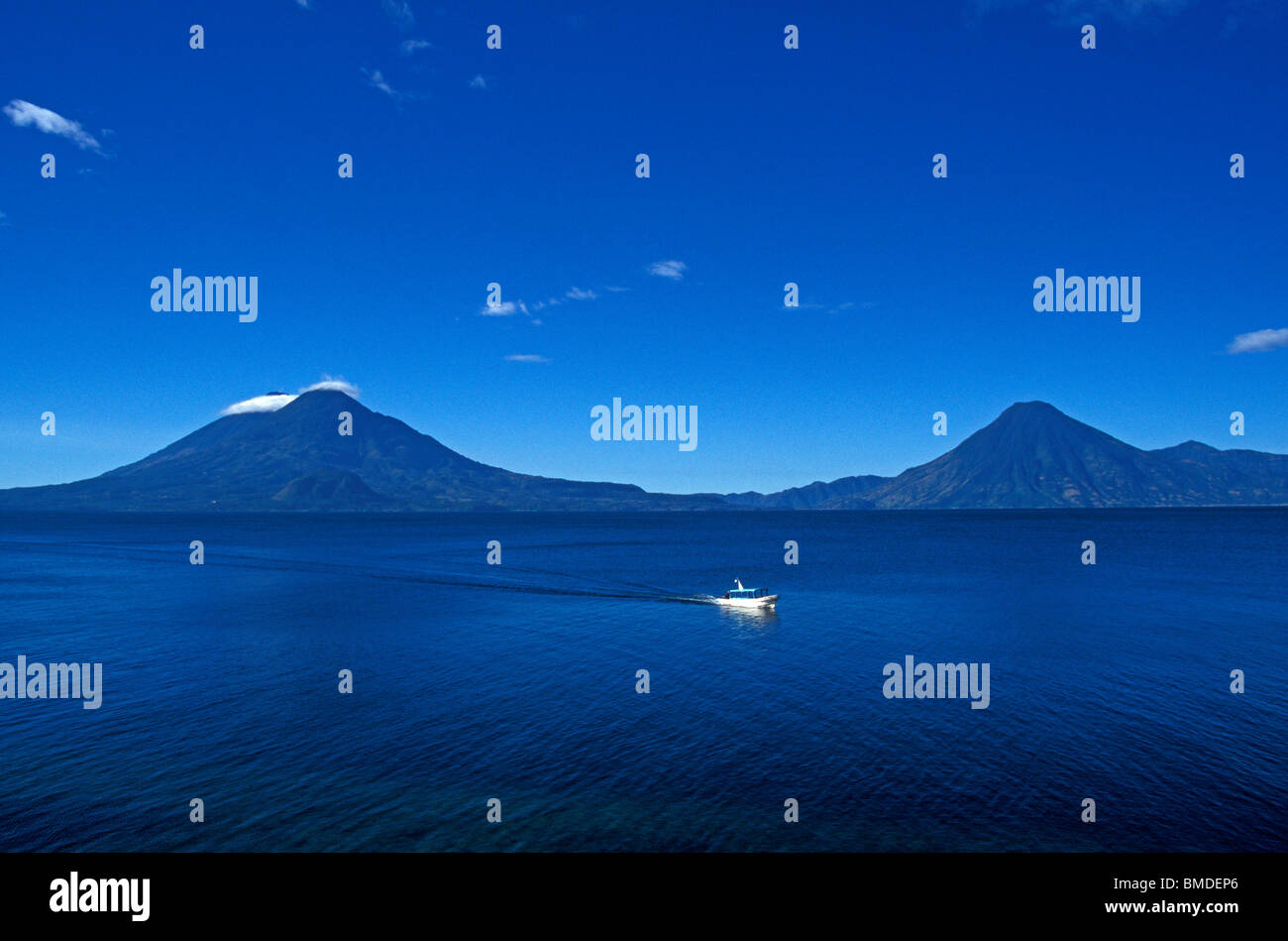 Fähre Boot Kreuzung Lake Atitlan, Guatemala Stockfoto