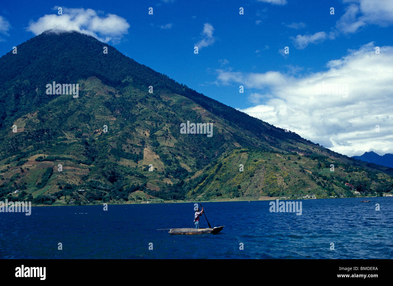 Maya Mann poling ein Boot am Lake Atitlan, Guatemala Stockfoto Maya Mann poling ein Boot am Lake Atitlan, Guatemala Stockfoto