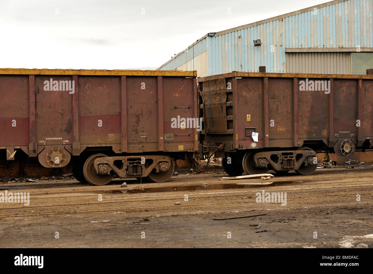 Güterzüge im Dock Backbordseite Stockfoto