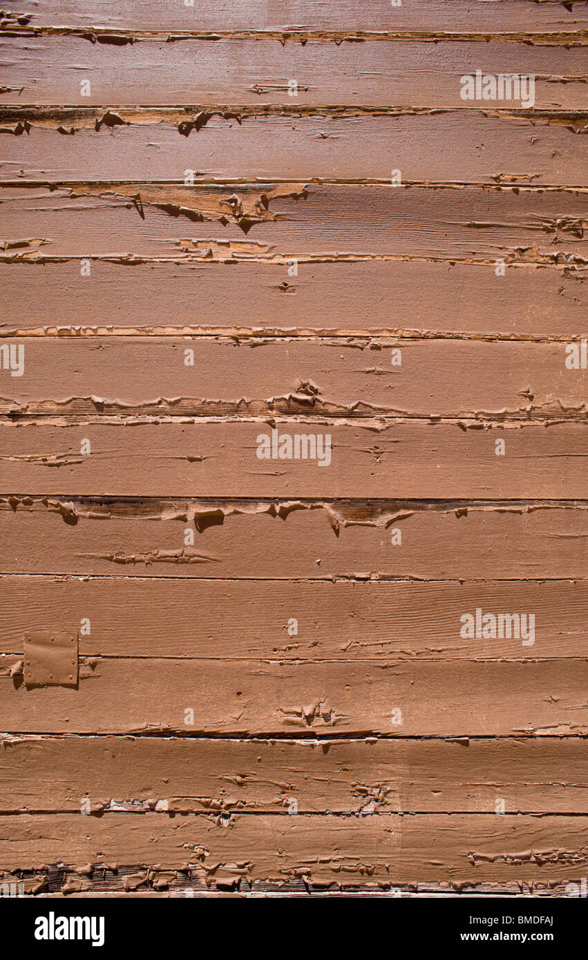 Eine alte verwitterte Holz Wand mit abblätternde Farbe in Encino, New Mexico. Stockfoto