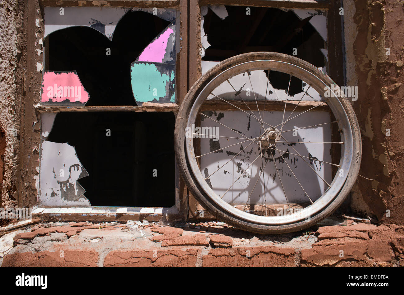Ein Stillleben, erstellt von einem alten Fahrrad-Rad und Glasscherben in Encino, New Mexico. Stockfoto