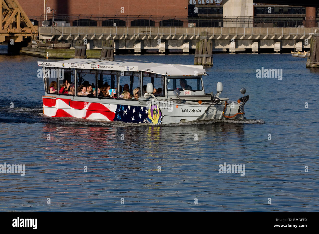 Boston Duck Tourenboot den Spitznamen "Alte Gloria" Reisen in Wasser. Stockfoto