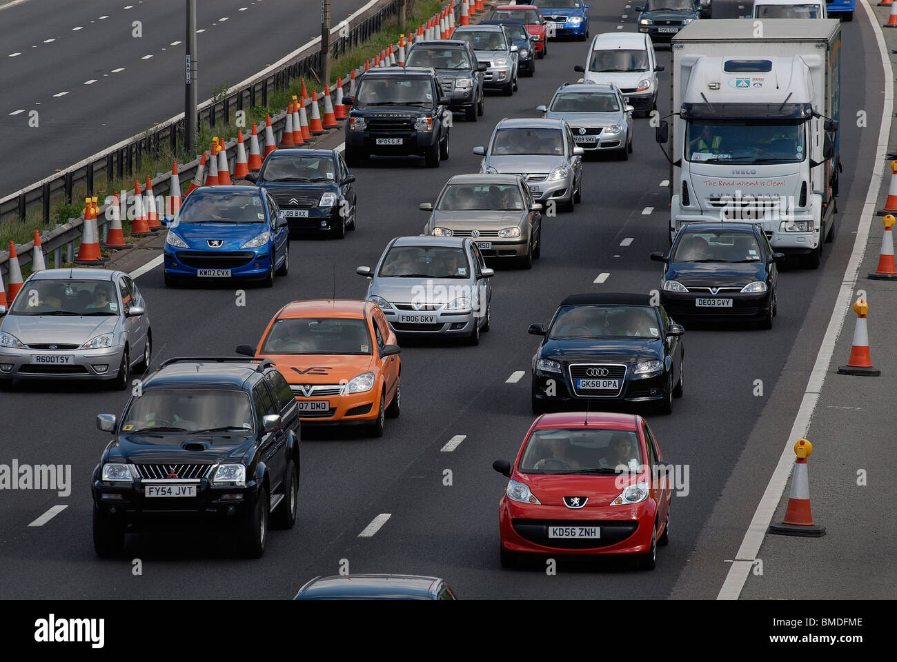 Feiertag-Verkehr in der Nähe von Luton. ConEd ab Standstreifen mit keine Baustellen los, während neue britische Regierung beschließt Prioritäten. Stockfoto